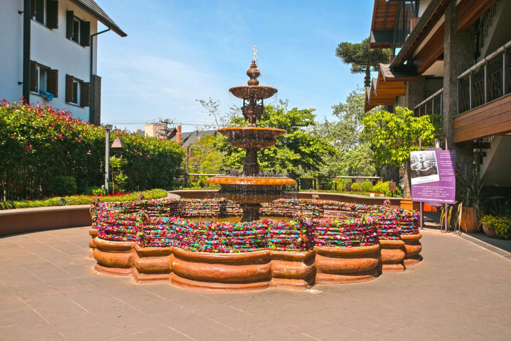 Fonte do Amor Eterno Gramado, ponto romântico para fotos de casal.